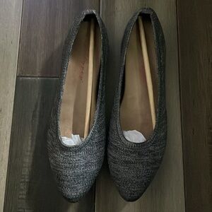 WEEKEND OFFER Jellypop Flats color gray new no tags